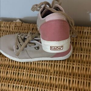 Taos Footwear Women's Pink and Cream Sneakers